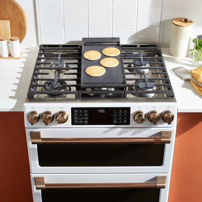 Cuisinière intelligente à gaz Café de 5,6 pi³ avec convection européenne véritable et grilles autonettoyantes - blanc mat - CCGS700P4MW2