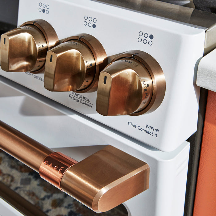 Cuisinière intelligente à gaz Café de 5,6 pi³ avec convection européenne véritable et grilles autonettoyantes - blanc mat - CCGS700P4MW2