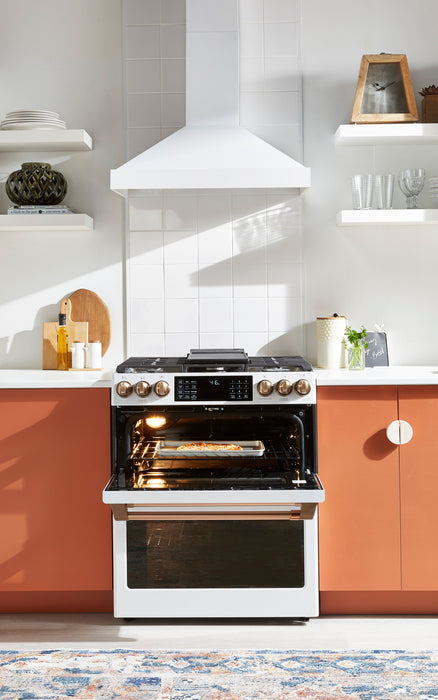 Cuisinière intelligente à gaz Café de 5,6 pi³ avec convection européenne véritable et grilles autonettoyantes - blanc mat - CCGS700P4MW2