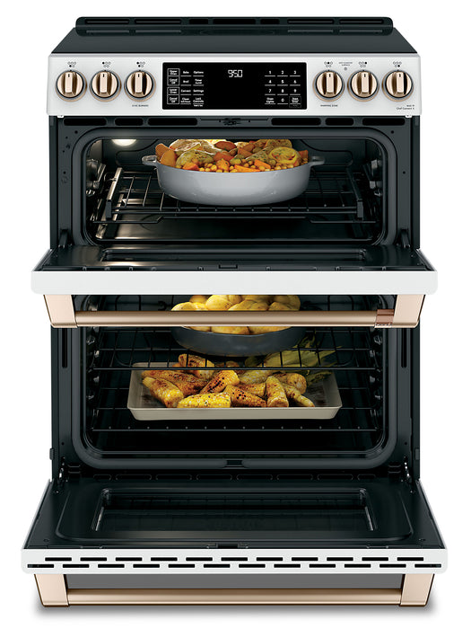Cuisinière intelligente à induction Café de 7 pi³ avec convection européenne véritable et grilles autonettoyantes - blanc mat - CCHS950P4MW2
