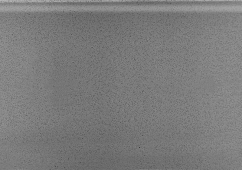 Table d’appoint argentée martelée et dessus à carreaux bleus et gris