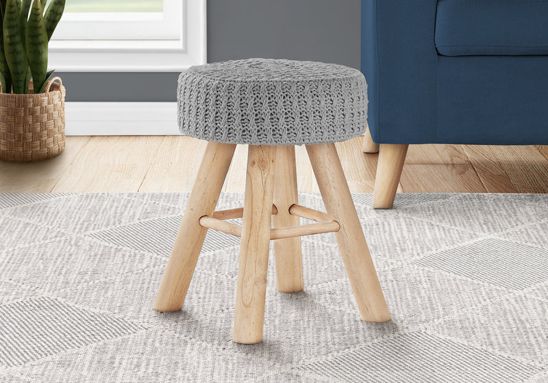 Pouf naturel et tricot gris