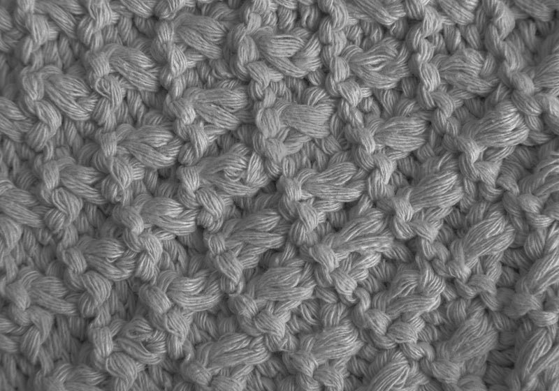 Pouf naturel et tricot gris