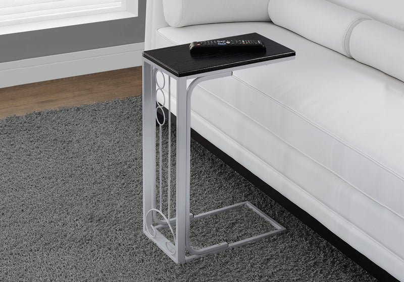 Table d’appoint en métal argenté et dessus noir