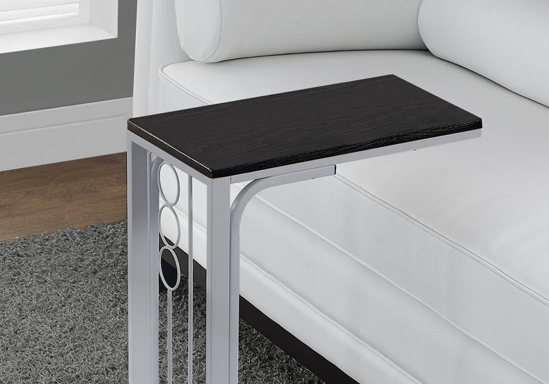 Table d’appoint en métal argenté et dessus noir