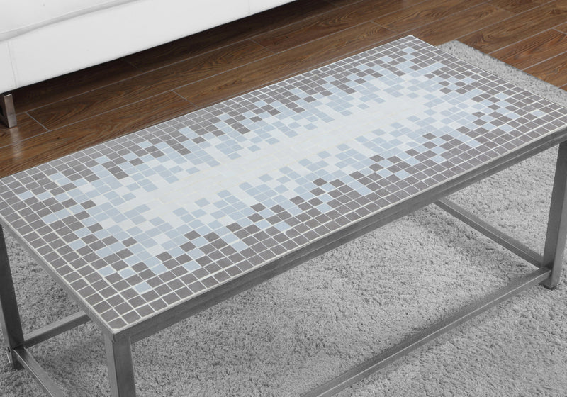 Table à café argentée martelée avec dessus à carreaux bleus et gris