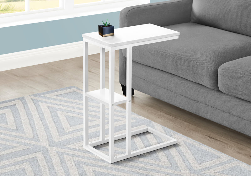 Table d’appoint blanche et métal blanc