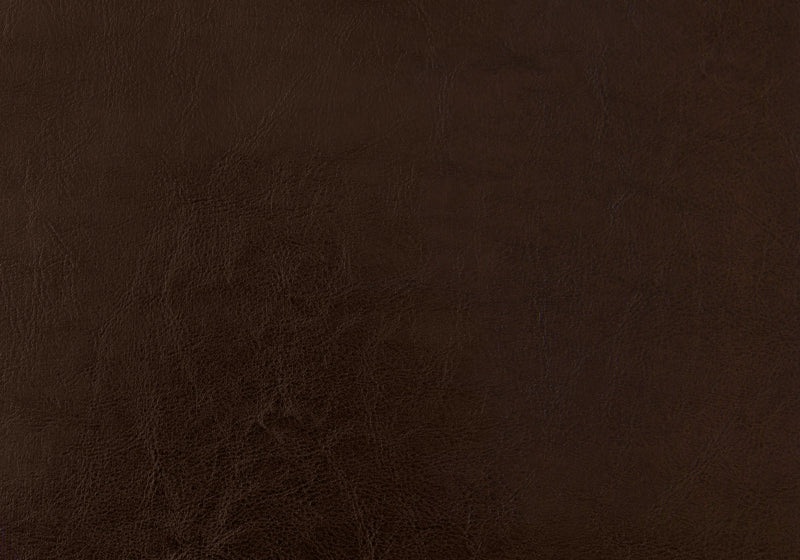 Grand lit d’apparence cuir brun avec pattes en bois