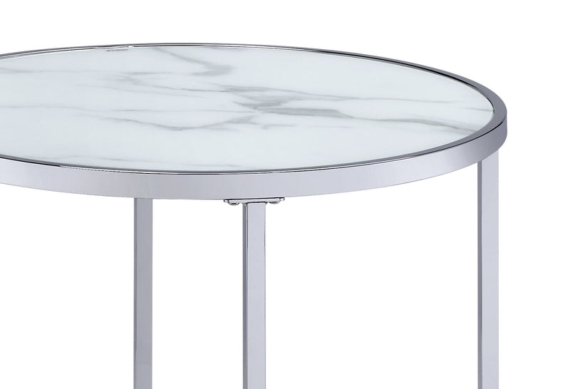 Table de bout ronde somptueuse Josie de 24 po avec dessus en verre et roulettes - imitation de marbre gris avec pattes en métal
