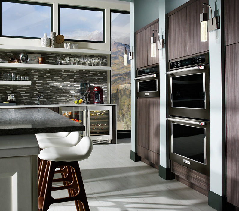 Four à micro-ondes encastré KitchenAid de 1,4 pi³ avec cuisson à 900 W - acier inoxydable noir avec fini PrintShieldMC - KMBP100EBS