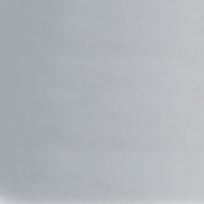 Table de bout moderne Metro de 21,5 po avec dessus en verre - argentée avec pattes en métal