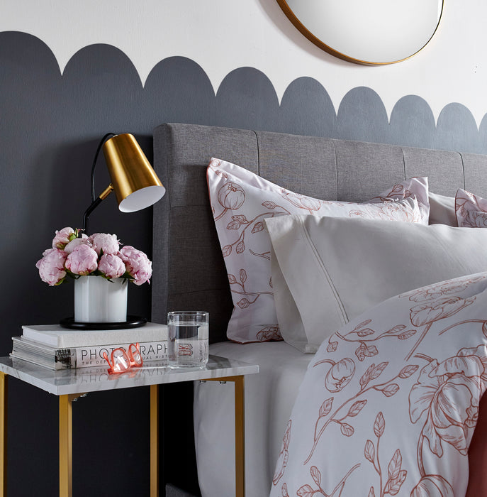 Table de fauteuil Mia de 15,75 po en imitation de marbre - blanche et dorée