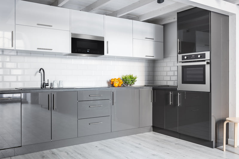 Micro-ondes à hotte intégrée Panasonic de 1,9 pi³ avec conception sans cadre en verre fumé et puissant ventilateur d'évacuation - acier inoxydable - NNSG158S