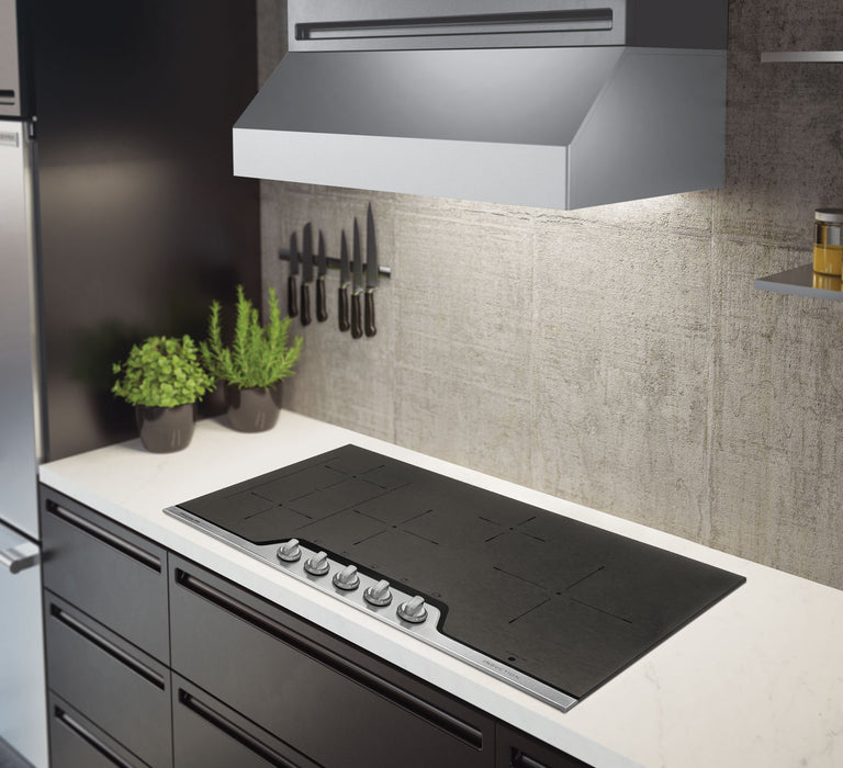 Hotte de cuisinière sous l'armoire Frigidaire Professional de 36 po – FHWC3650RS