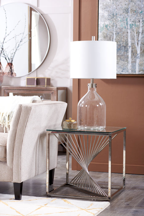 Table de bout moderne Andreas de 22 po avec dessus en verre - argentée avec base en métal chromé