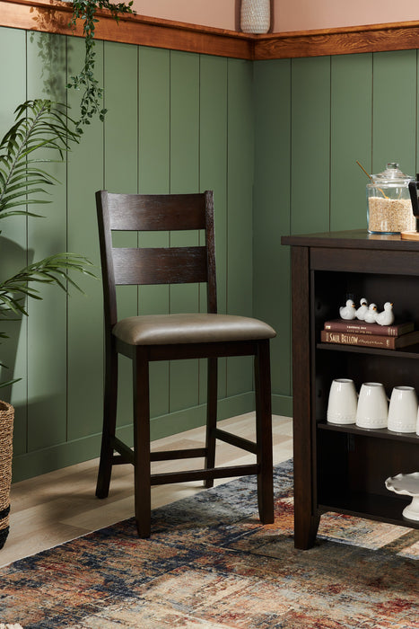 Chaise de salle à manger Astoria de hauteur comptoir en tissu de cuir végétalien avec dossier en échelle - brune