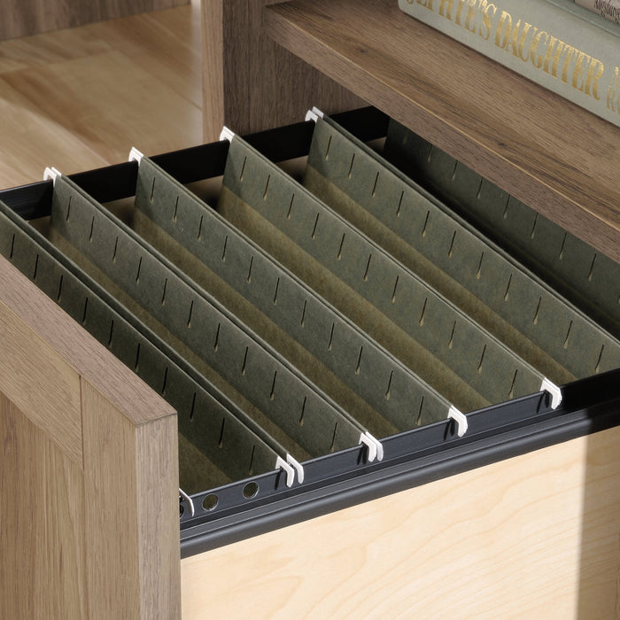 Bureau en coin en forme de L Barrister Lane de 68,88 po à 3 tiroirs avec armoire - chêne salé