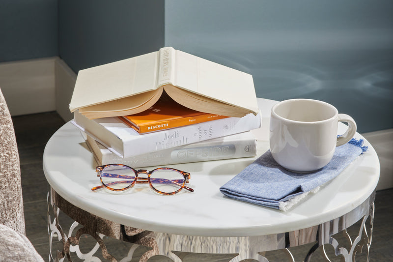 Table de bout ronde somptueuse Belle de 19,75 po - dessus en marbre blanc avec base en acier inoxydable