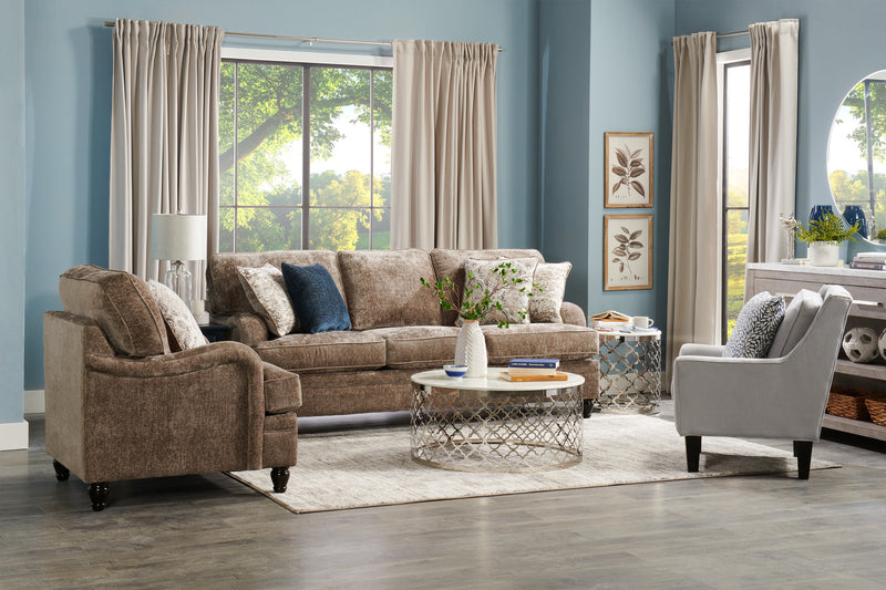 Fauteuil Bellmont de 38 po fabriqué au Canada en tissu de chenille avec pattes en bois - brun caramel