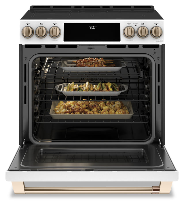 Cuisinière intelligente à induction Café de 5,7 pi³ avec convection européenne véritable et grilles autonettoyantes - blanc mat - CCHS900P4MW2