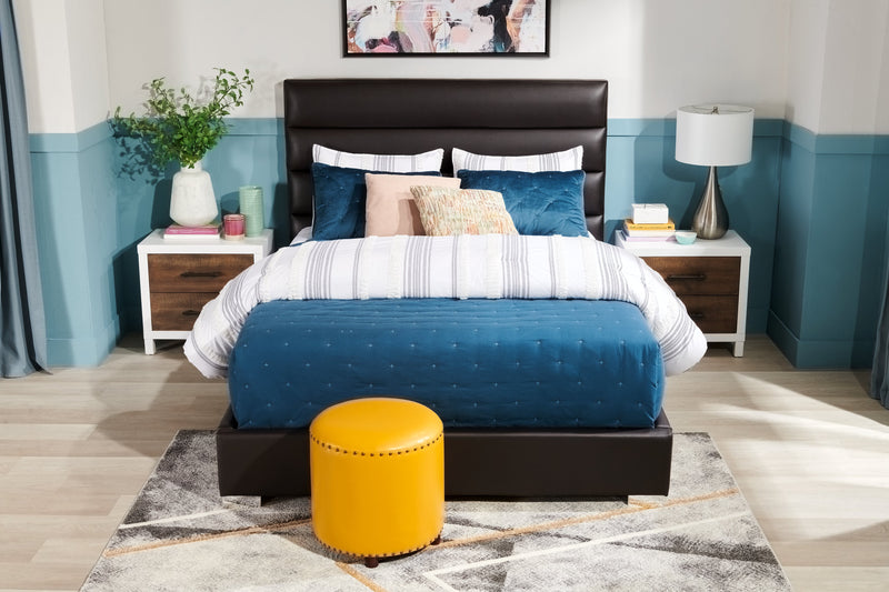 Lit plateforme rembourré Clay de Kort & Co. en tissu de cuir végétalien brun capitonné - format très grand lit