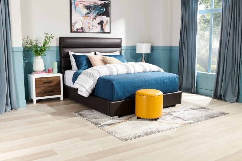 Lit plateforme rembourré Clay de Kort & Co. en tissu de cuir végétalien brun capitonné - format très grand lit