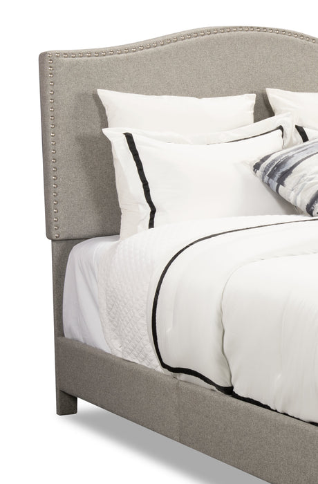 Lit plateforme rembourré Cove en tissu gris avec clous décoratifs - format très grand lit