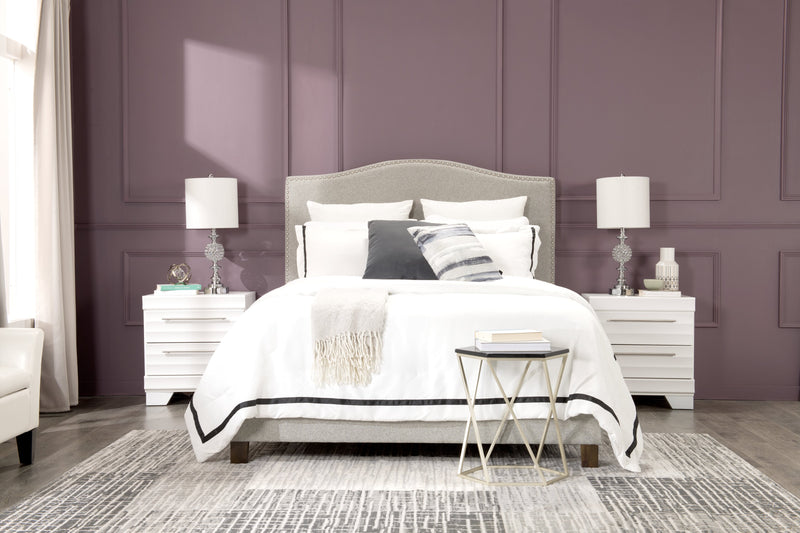 Lit plateforme rembourré Cove en tissu gris avec clous décoratifs - format grand lit