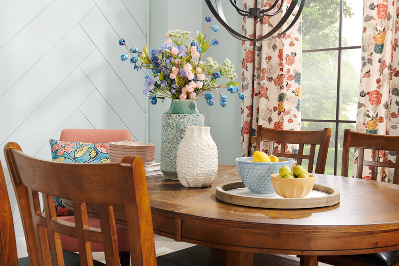 Table de salle à manger ronde Dena de 42 po à 60 po (L) avec rallonge - chêne brun