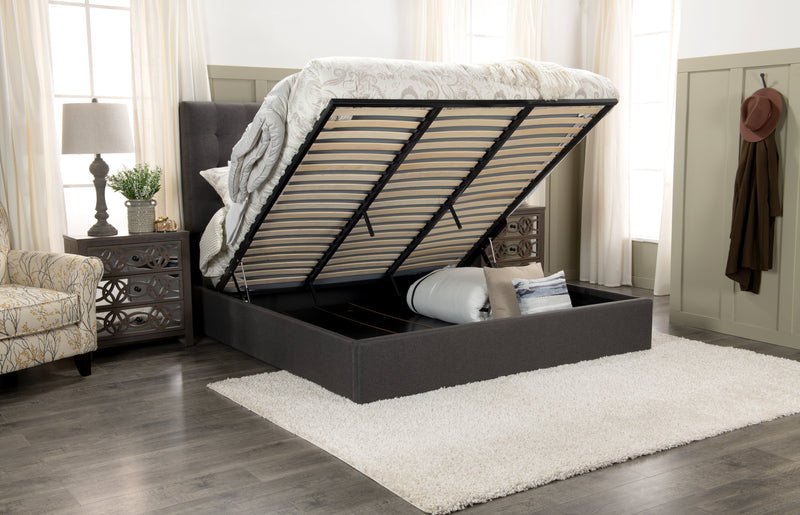 Lit plateforme rembourré Jace en tissu gris capitonné avec rangement - format très grand lit