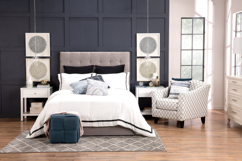 Lit plateforme rembourré Jace en tissu taupe capitonné avec rangement - format grand lit