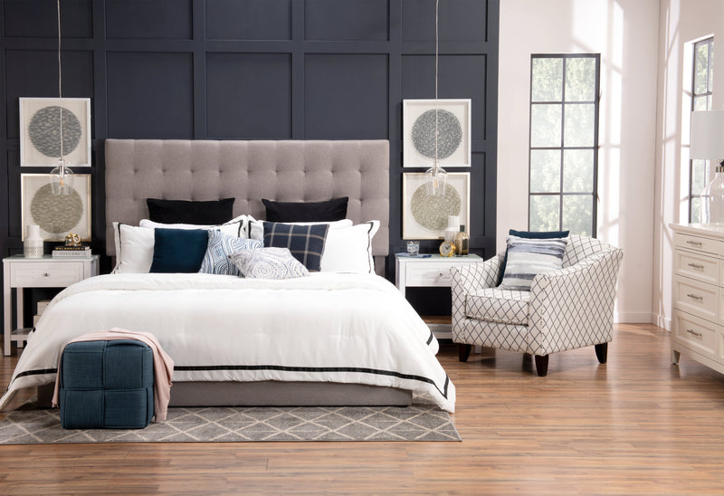 Lit plateforme rembourré Jace en tissu taupe capitonné avec rangement - format très grand lit