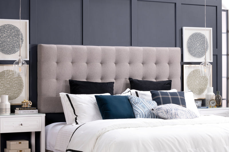 Lit plateforme rembourré Jace en tissu taupe capitonné avec rangement - format très grand lit