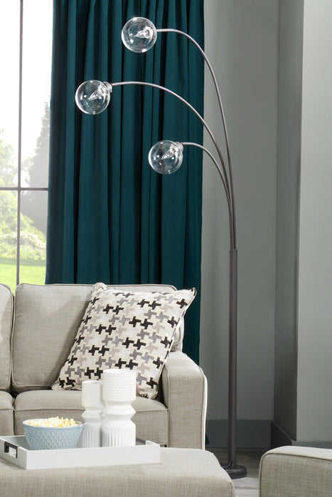 Lampe à pied arquée milieu du 20e siècle de 82 po noire à 3 ampoules avec base en marbre et abat-jour en verre