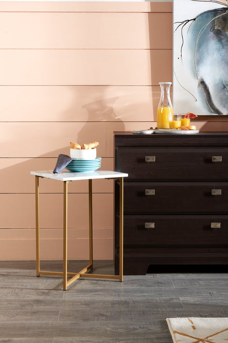 Table de fauteuil Mia de 15,75 po en imitation de marbre - blanche et dorée