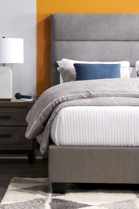 Lit rembourré Naya en tissu gris capitonné - format très grand lit