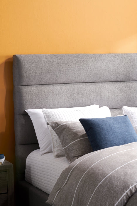 Lit rembourré Naya en tissu gris capitonné - format très grand lit