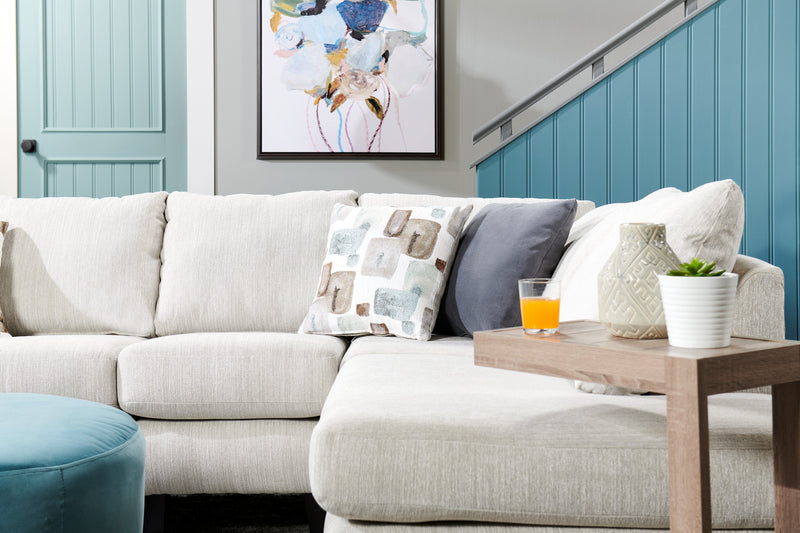 Sofa sectionnel de droite Nofia 3 pièces fabriqué au Canada en tissu de chenille avec coussins décoratifs et pattes en bois - beige lin