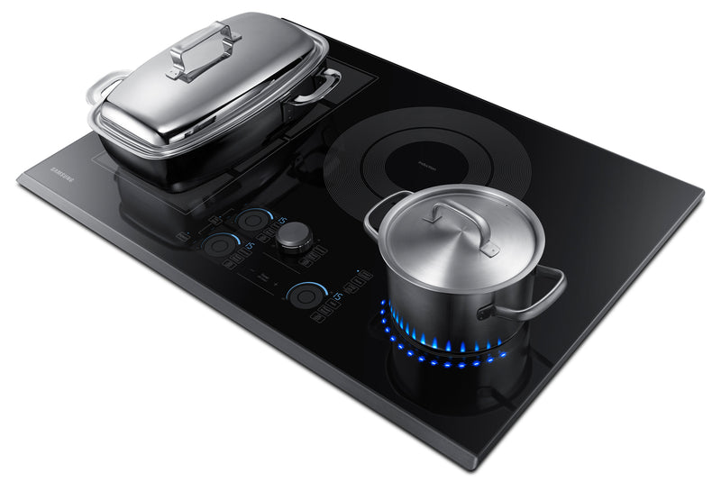 Surface de cuisson à induction intelligente Samsung de 30 po à 5 éléments avec zone polyvalente et technologie Virtual FlameMC - acier inoxydable noir - NZ30K7880UG/AA