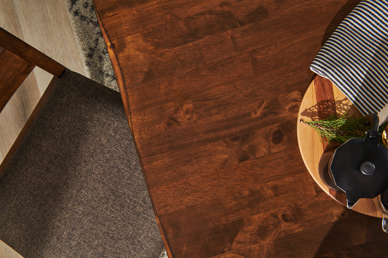Table de salle à manger Plum de 70,75 po (L) en bois avec apparence de bordures Live Edge - brun muscade