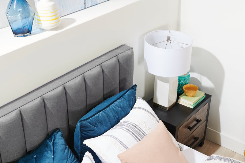 Lit plateforme rembourré Rain de Kort & Co. en tissu gris capitonné - format lit double