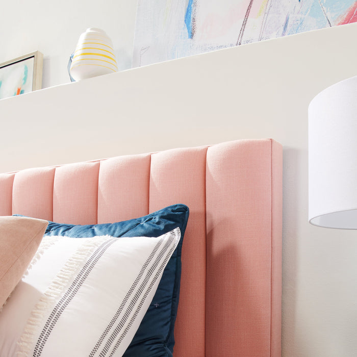 Lit plateforme rembourré Rain de Kort & Co. en tissu rose capitonné - format lit double