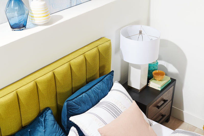 Lit plateforme rembourré Rain de Kort & Co. en tissu vert capitonné - format lit double