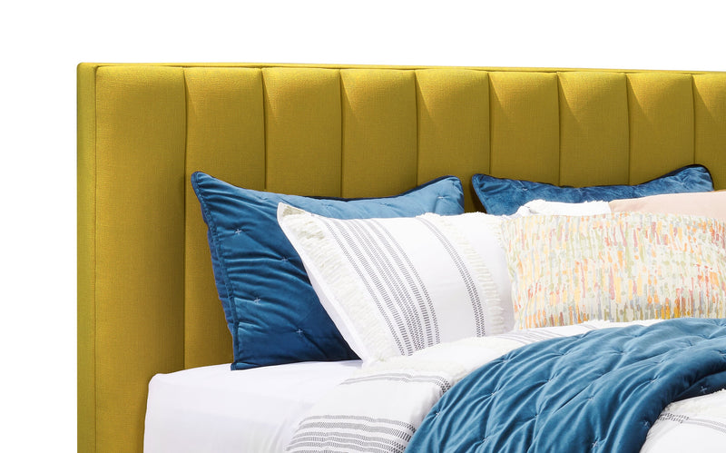 Lit plateforme rembourré Rain de Kort & Co. en tissu vert capitonné - format lit double