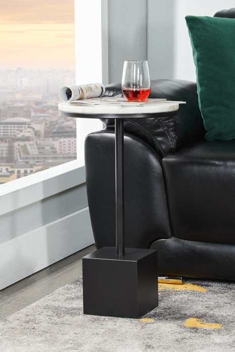 Table d'appoint Sabrina de 14 po - noire avec dessus en imitation de marbre blanc