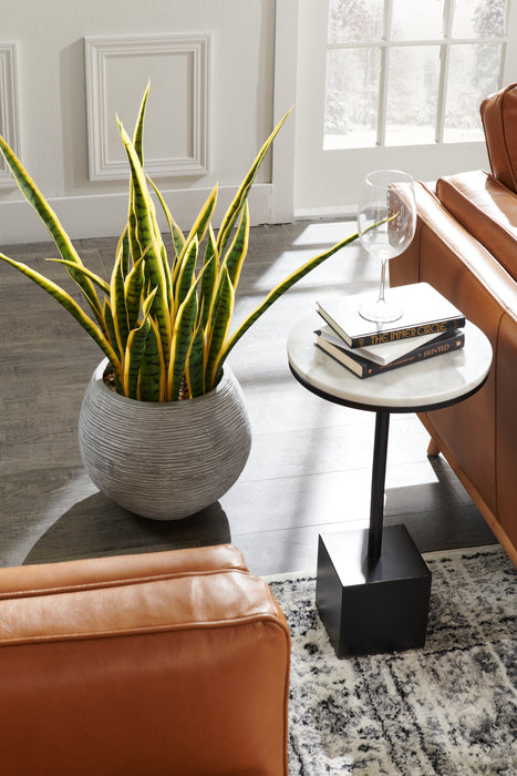 Table d'appoint Sabrina de 14 po - noire avec dessus en imitation de marbre blanc