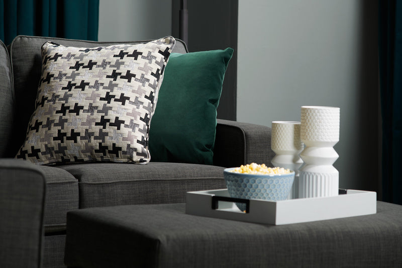 Causeuse Sawyer de 57 po fabriquée au Canada en tissu d’apparence lin avec coussins réversibles et coussins décoratifs - gris anthracite