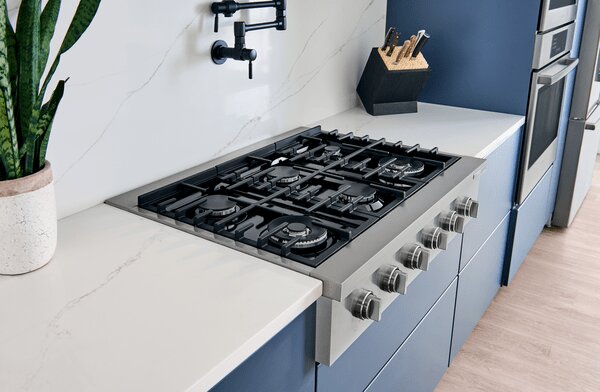 Surface de cuisson à gaz Bosch de série 800 de 36 po à 6 brûleurs– RGM8658UC