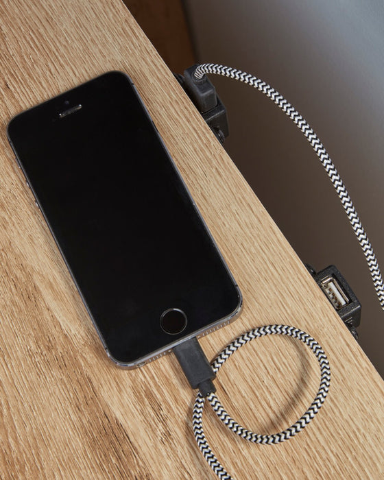 Table de nuit Derekson de 21,7 po (L) x 24,4 po (H) à 2 tiroirs avec ports USB - naturelle