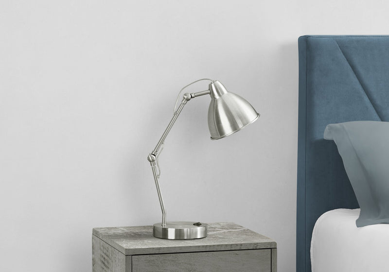Lampe de travail et de bureau de 17 po en métal nickel avec recharge USB